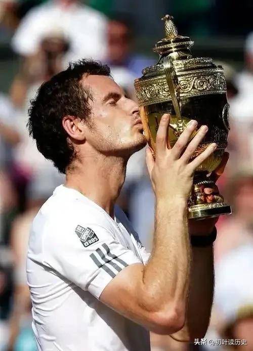 费德勒重返赛场，比赛规则变更首场状态出色，湖人观众沸腾！的简单介绍